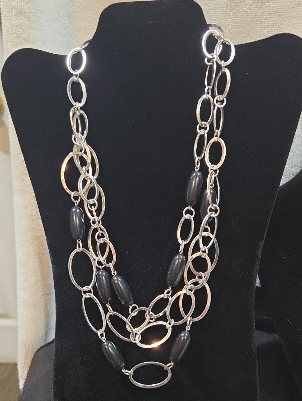 SILVERTONE LINK NECKLACE WITH BLACK OBLONG BEADS